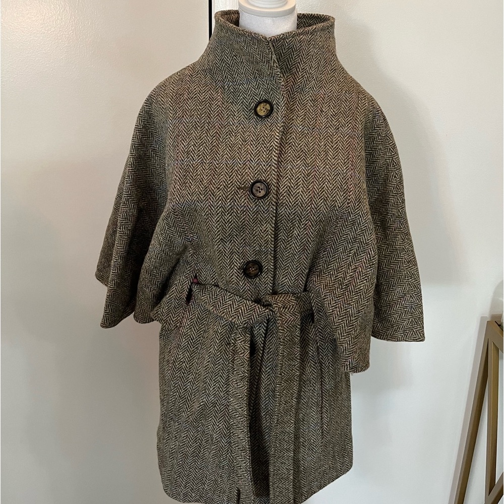 Harris Tweed cape with belt .